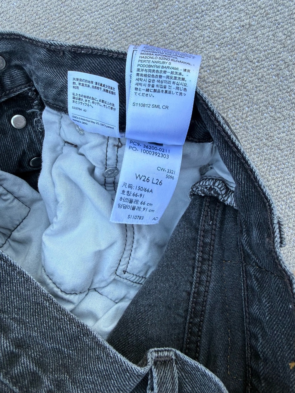 Levi's Women's Black Wide-Leg Raw Hem Jeans - Picture 7 of 9